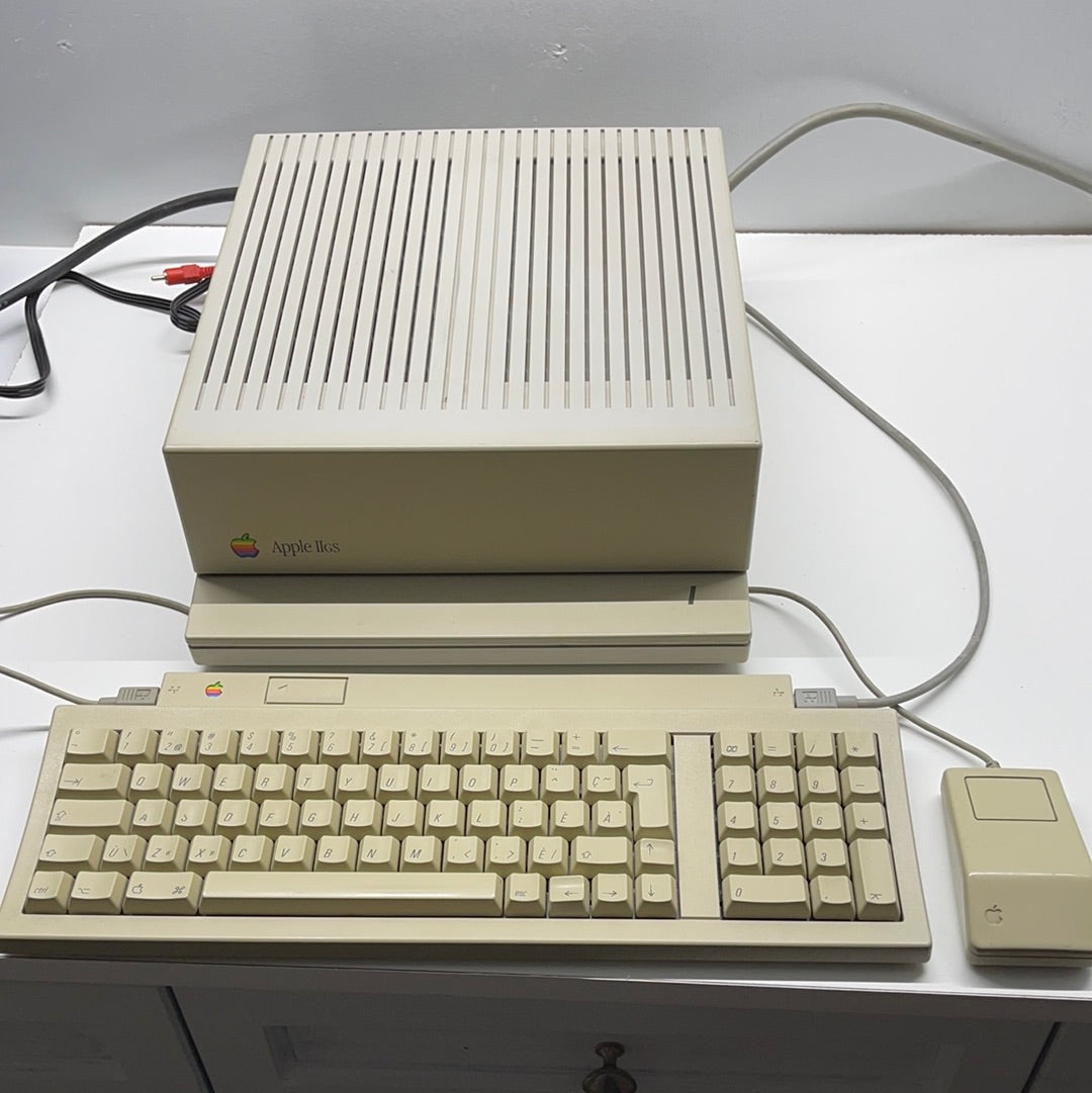 Apple IIGS A2S600 Tested with keyboard and mouse. Very Nice!